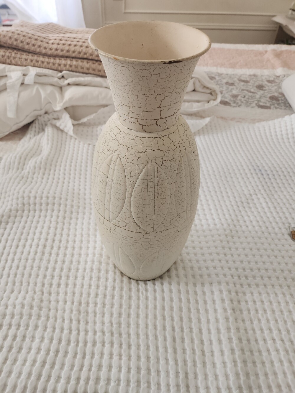 White Ceramic Vase Crackle Glaze Leaf Pattern Decorative Vase